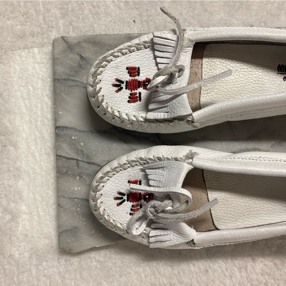 Minnetonka Moccasins Slip Ons White Leather Beaded Size 11 - Picture 2 of 9